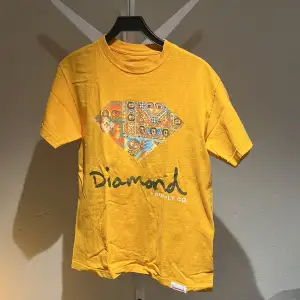 En gul tröja med coolt mönster ifrån Diamond Supply 💎 Den är i bra skick allmänt men mönstret har börjat fadea lite och sen finns det två små svarta fläckar på den(som syns i bild) Storlek: M 