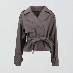 Kort trenchcoat - Säljer min assnygga och trendiga vårjacka, som är helt slutsåld🪩 Jackan är i nyskick💛 köpte jackan för 700kr, säljer för 399kr