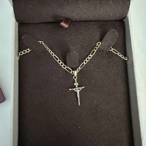 Guldkors - Säljer nu mitt 14k guldkors som är i nyskick. Köpte det i Kroatien och kvitto finns. Priset är inte hugget i sten