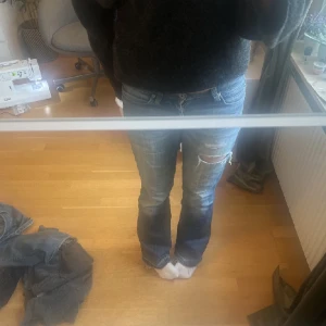 Low waist bootcut jeans - Säljer mina suuupersnygga low waist jeans från Levis i modellen 572❤️De har gått sönder under rumpan och har lämnat in de och det syns knappt❤️