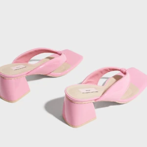 Rosa klackar - Fina rosa klackar. Helt oanvända. Säljer pga att de va lite för små för mig. Köpta för 499kr 