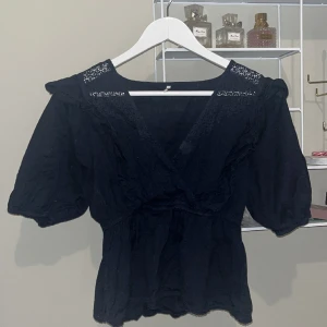 mörkblå blus - en mörkblå blus köpt från zalando, inte säker om den fortfarande finns kvar på hemsidan dock. använd 2-3 ggr eftersom den inte passade mig helt💙