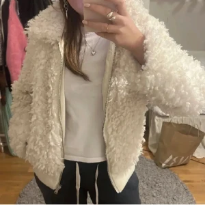 Teddy jacka - Säljer denna jättefina slutsålda teddyjackan från hm