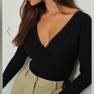 Nakd topp - Nakd omlott topp! Aldrig använd, lapparna är kvar! Storlek xs och säljer pga för liten för mig❤️