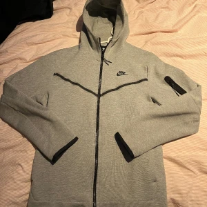 NIKE TECH FLEECE OLD GEN (GRÅ) - Size M Nypris 1349kr