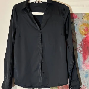 Satin skjorta  - Satin skjorta, sitter super fint🌟