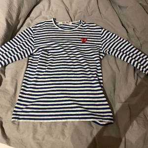 Comme des Garçon - Cdg Long Sleeve i storlek L, passar medium/small. Utmärkt skick!