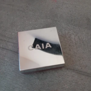 Caia setting powder  - Ett loose setting powder från Caia! Det ger ett fint glow och är jättebra men tyvärr för mörkt för mig! Färgen chocolate glow! Köpt för 300.