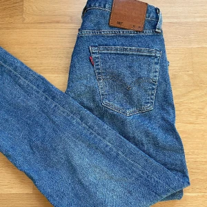 LEVIS 501 - Tjena, säljer mina gamla 501or! Jeansen är i storlek 30/30 och är i fint skick. Säljs då de inte kommer till användning längre. Tveka inte på att fråga i DM