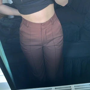 Kostymbyxor  - Bruna kostymbyxor ifrån Madlady. Stl 34 Längd 30.  Skulle mer säga att dom är närmare 36 än 34 i storleken dock.  Använda 1 gång.
