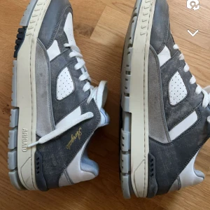 Arigato skor - Säljer just nu ett par feta Axel arigato skor i storlek 43. Använt få gånger. Pris kan diskuteras vid snabb affär. Nypris 3200kr. Mitt pris 1799kr 