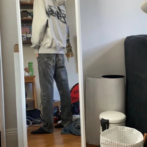 Our legacy jeans - (killbyxor) Använda men i gott skick förutom ett hål som är lagat men ser ut som det ska vara så på byxorna (syns lite på bild 3), skriv privat för fler bilder på det lagade hålet. Storlek 34W / 32L nypris ungefär 3000kr eller mer