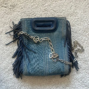 Maje väska  - Säljer nu min super snygga maje väska i jeans tyg💙💙Skriv för intresse eller fler bilder🥰🥰