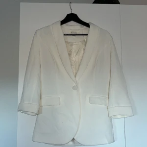 Vit oversize kavaj  - Oversize kavaj som knappt är använd. Stl 34
