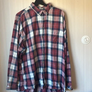 Stilig rödnyansk - Väldigt fint skick inga skavanker eller tecken på andvänsning. Inte  urtvättad 