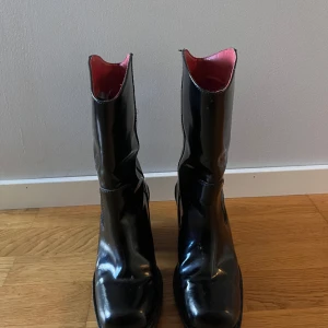H&M studio cowboy inspirerade boots - Köpta på en vintage butik i Malmö för 600kr🪽 (köparen betalar frakt) 