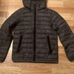 Dunjacka  - Grön Mckinley dun jacka i stl 152