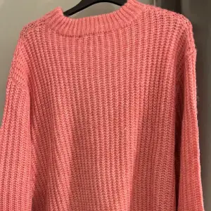 Jättefin rosa stickad tröja från lager 157. Aldrig använd, då färgen inte riktigt är min smak. Säljs inte längre. 