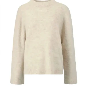 Stickad tröja  -  En fin helt ny stickad tröja använt tre gånger exakt den är beige vit aktig jätteskön storlek Xx men använder nästan aldrig längre hoppas någon är intresserad och vill Köpa