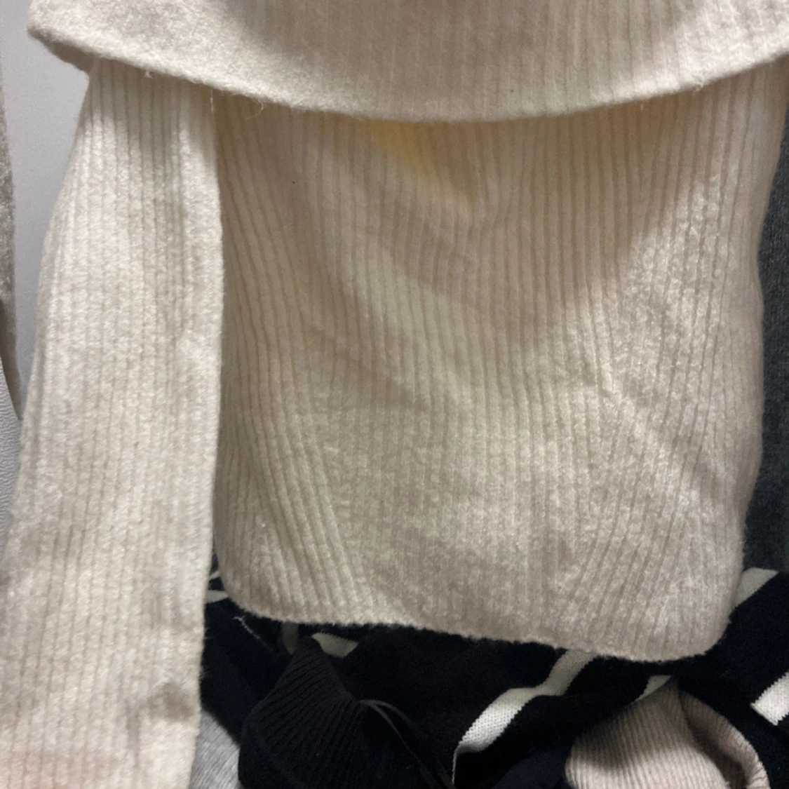 Offshulder stickad  - 91