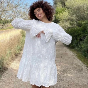 NA-KD Klänning! 🤍 - Nu säljer jag min vackra studentklänning som gjorde att jag kände mig alldeles extra fin på studenten. Detta är såklart en klänning som funkar perfekt till andra tillfällen också. Den är i bra skick! Budgivningen börjar på 600kr 🤍🌸