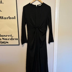 Långklänning från H&M - Fint skick, skimrande detaljer. Klänningen är kolsvart men ljusade upp bilden för att det skulle synas. 