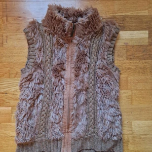 FuskPäls Kofta med dragkedja - Fint skick  Borstar ut pälsen innan jag skickar Kan passa en liiiten L