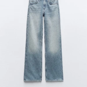 Zara jeans - Wide leg med full length från zara, använda typ 3 ggr men måste sälja då jag har för många jeans. Älskar modellen. Jag är 168 cm!