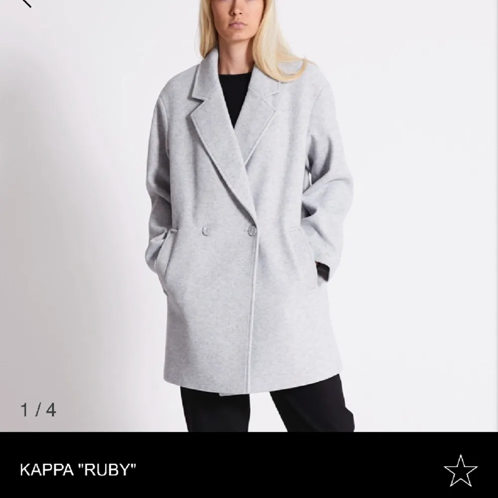 Svart lite medel lång kappa ifrån lager 157. Aldrig använd, endast testad. Köpt för 500kr  Nyskick och väldigt fin. Kan fås fler bilder om de önskas. Kappan är samma som på bilden fast svart💕. Takit.