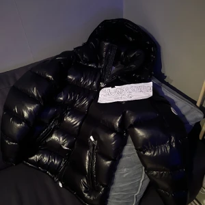 Moncler Maya  - Helt ny! Dock skadad under leverans, se bild nr (3).   Går att få helt ny och fin hos en skräddare, bara att lappa den för en hundring!   Ordinariepris 2.300kr 🌟
