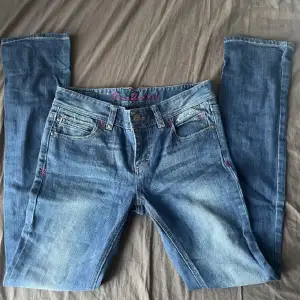 Drömmiga jeans från Bondelid o low waist och bredare nertill ❤️