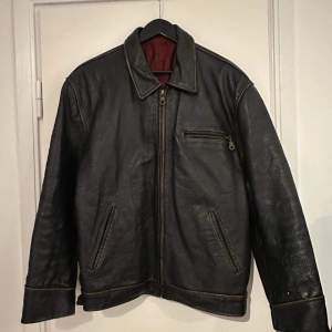 Vintage italian leather jacka. Sitter som M/L, 183cm lång på sista bilden. Dm för mått/ fler bilder/frågor :)