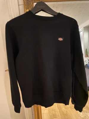 Dickies tröja - Säljer en svarta dickies sweatshirt som är som ny, inte nopprig eller andra defekter.