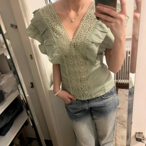 Ljusgrön topp  - Skitsnygg gör topp med spets i mittenpartiet! Elegant och vacker!