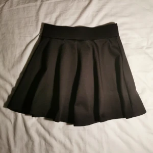 Svart kjol!  - Jättefin svart kjol från kappahl, som nyskick då den endast är använd 1 gång. I storlek 146/152 men passar även någon med xxs-s. Skriv för mer info💝