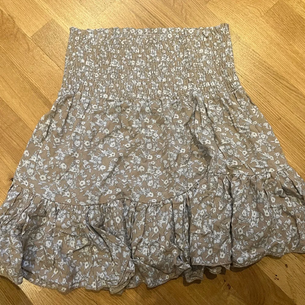 Snygg kjol från lager 157 som inte kommer till användning, bra skick. Perfekt att ha till sommaren💞. Kjolar.