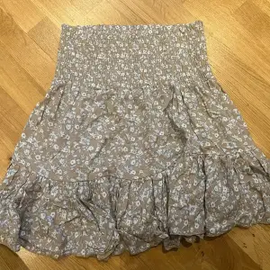 Snygg kjol från lager 157 som inte kommer till användning, bra skick. Perfekt att ha till sommaren💞