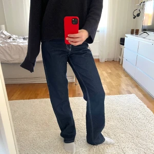 Weekday jeans - Säljer dessa helt oanvända weekday jeansen då dom inte kommit till användning och varit för stora för mig. Rowe jeans W27 L34!💙Betalning sker via swish, pris kan diskuteras! 