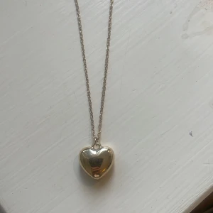 Hjärt-halsband💗💛 - Säljer detta hjärt-halsband🩷🩷 Var längesedan jag köpte det så kommer tyvärr inte ihåg vart jag köpte det❤️ det är i bra skick💕