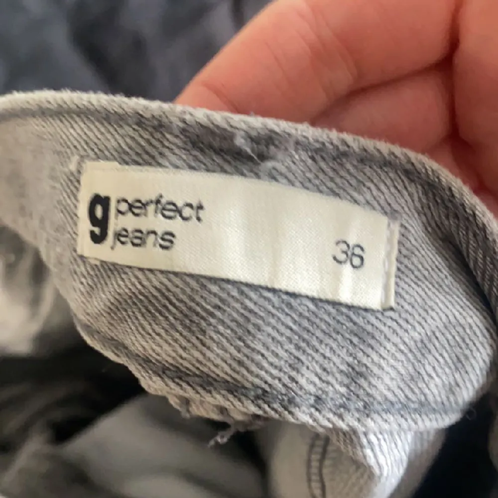 Jag säljer dessa gråa jeans från Gina tricot då dom aldrig kommer till användning. Jag köpte dom för 500 men har satt ner priset till 250. Dock inga tecken på användning förutom att själva dragkedjan har vikt sig. Men det är inget som märks av. Jeans & Byxor.