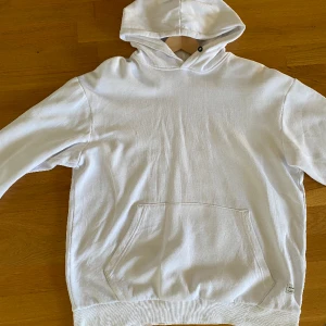 Vit Jack & Jones hoodie - Vit jack & jones hoodie i storlek M utan skdor eller fläckar. Passar 180-190cm personer.