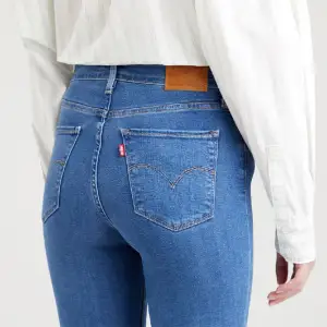 Snygg Levis jeans endast använda en gång. Nypris:1299kr