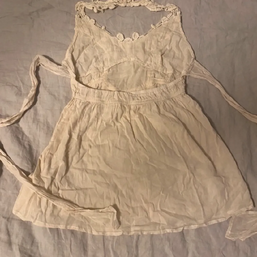 Jättesöt vit miniklänning med öppen rygg i st. S. Kjolen är dubbeltyg, så den är inte genomskinlig, men klänningen är ganska kort. För mig som är 166 går den precis ner över rumpan, så den kan även användas som ett linne. Hör av er om ni har frågor!💗. Klänningar.
