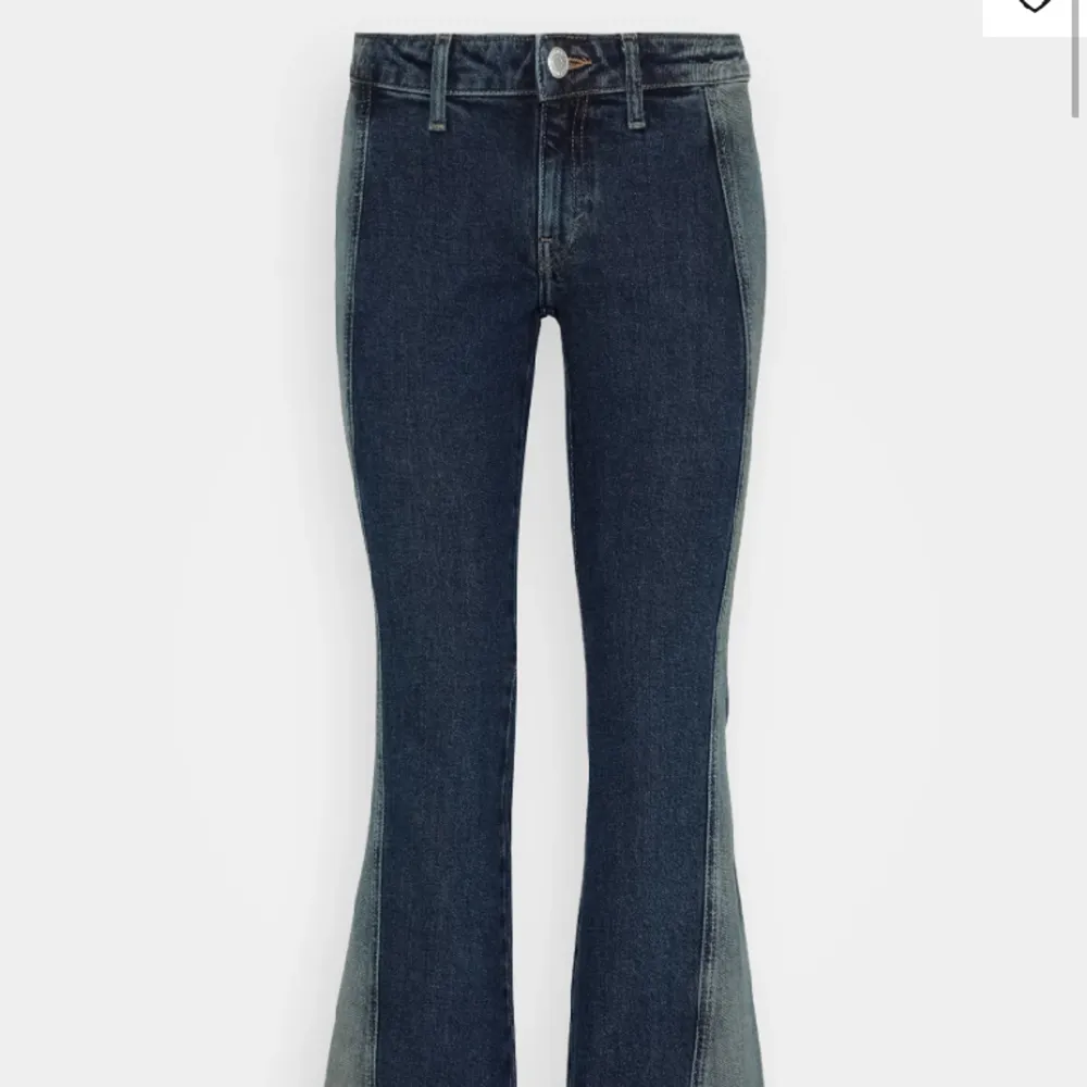 Så coola jeans från Weekday i storlek 26x32. Köparen står för frakten 💗. Jeans & Byxor.
