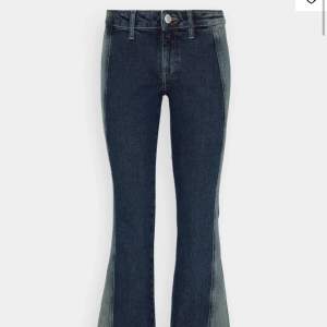 Så coola jeans från Weekday i storlek 26x32. Köparen står för frakten 💗