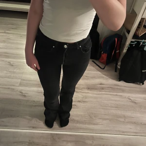 Utsvängda jeans - Skit snygga utsvängda jeans från bikbok! Oanvända❤️ Midja: 25 Längd: 34 Säljer då de ej passar💕 Orginalpris: 699 kr