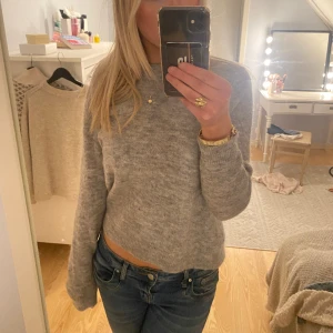 Grå stickad tröja  - Säljer denna gråa stickade tröjan. storleken är XL men den har krympt i tvätten så uppskattar s! 