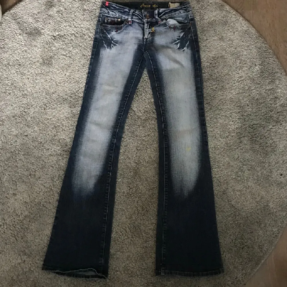 Verkligen jättesnygga lågmidjade utsvängda jeans med fina detaljer. Har en fläck på knät som jag kan skicka tydligare bild på privat. Midja: 35 men sträcker sig, innerben: 78/79 cm. Jeans & Byxor.
