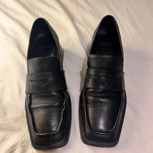 Vagabond Blanca Loafers 39 - Supersnygga Vagabond loafers i modellen Blanca med fyrkantig tå i storlek 39. Använda ett fåtal gånger. Inga repor
