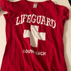 Baby tee - Sitter super fint på